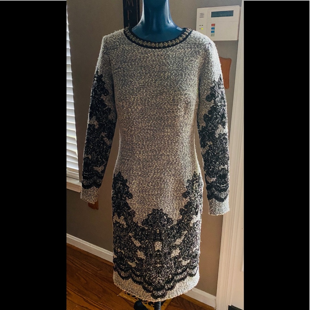 Gorgeous embroidery detailed dress with lining